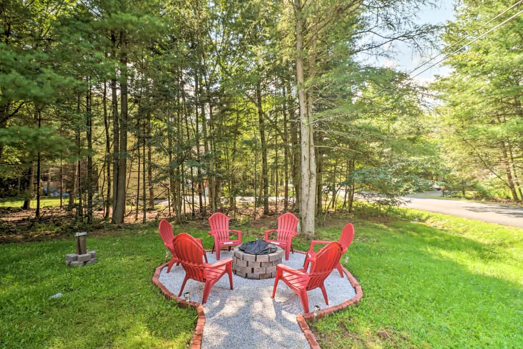 Hot Tub & Deck: Gorgeous Retreat in Pocono Summit!