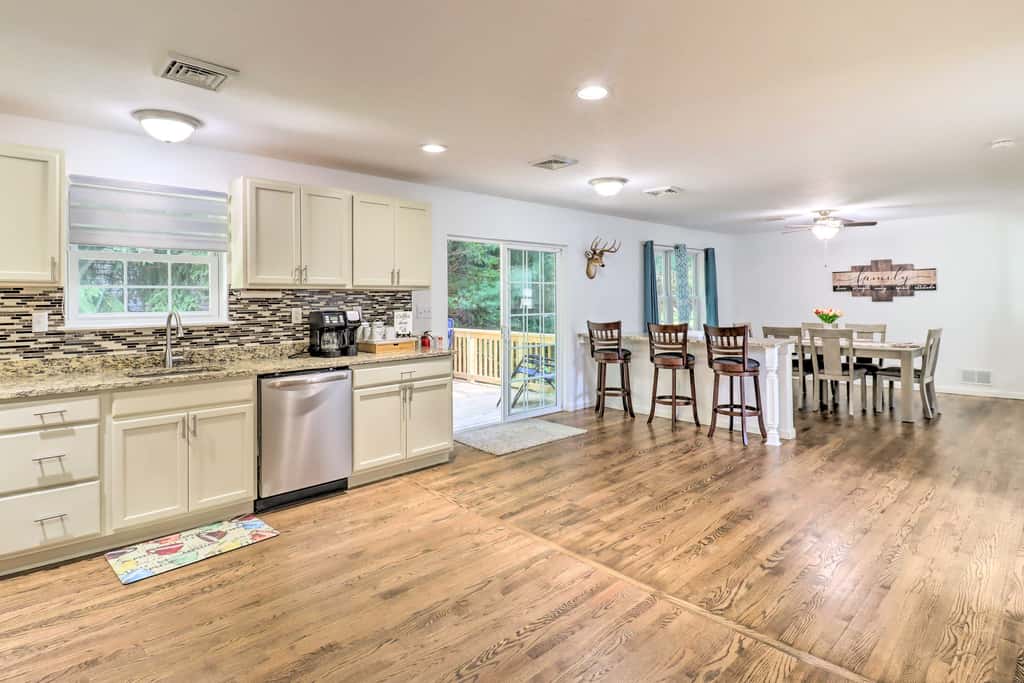 Hot Tub & Deck: Gorgeous Retreat in Pocono Summit!