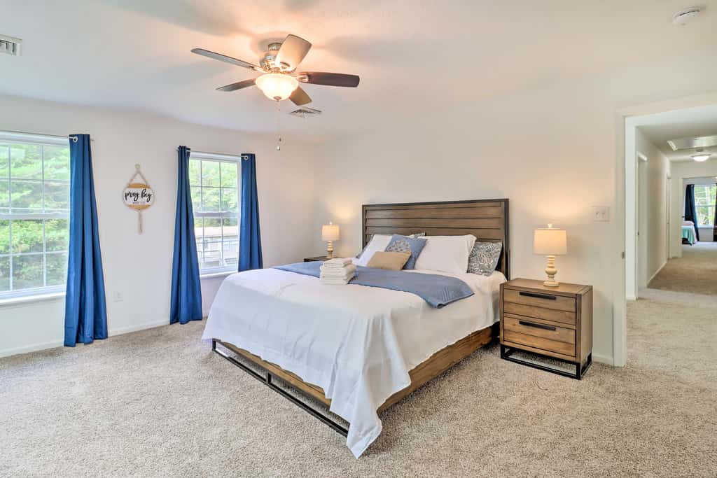 Hot Tub & Deck: Gorgeous Retreat in Pocono Summit!