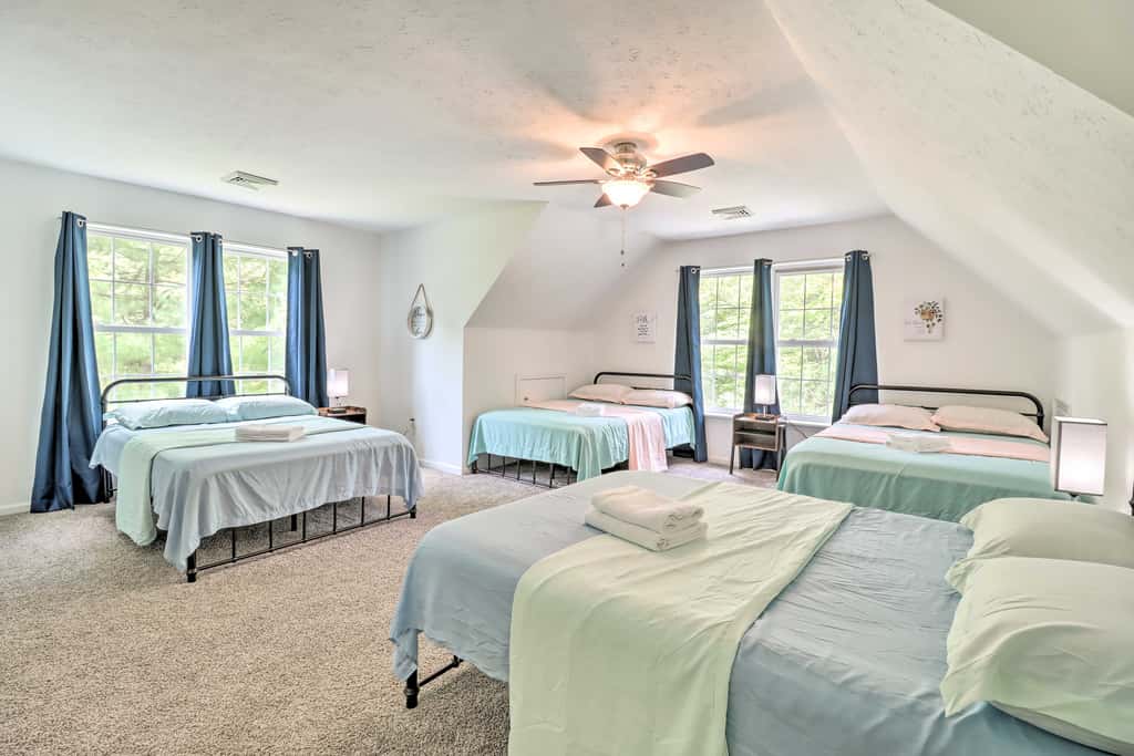 Hot Tub & Deck: Gorgeous Retreat in Pocono Summit!