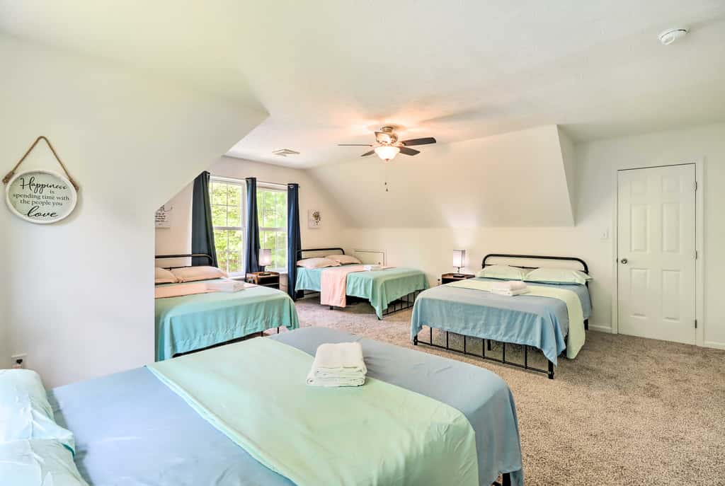 Hot Tub & Deck: Gorgeous Retreat in Pocono Summit!