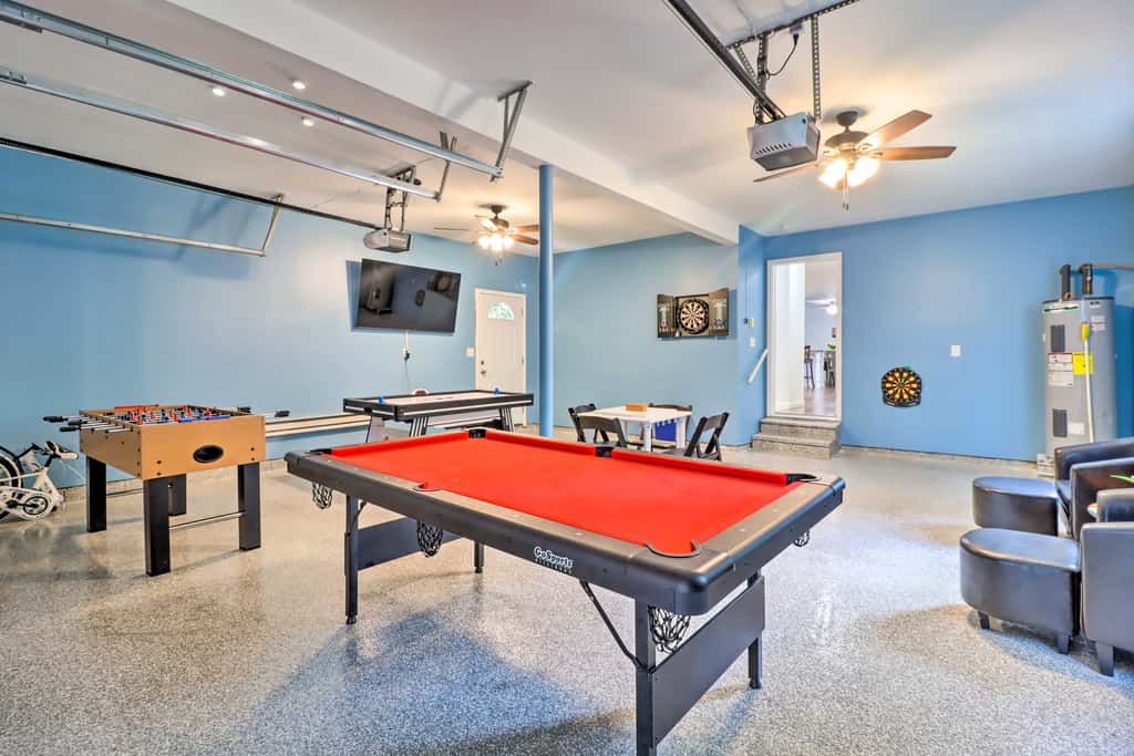 Hot Tub & Deck: Gorgeous Retreat in Pocono Summit!