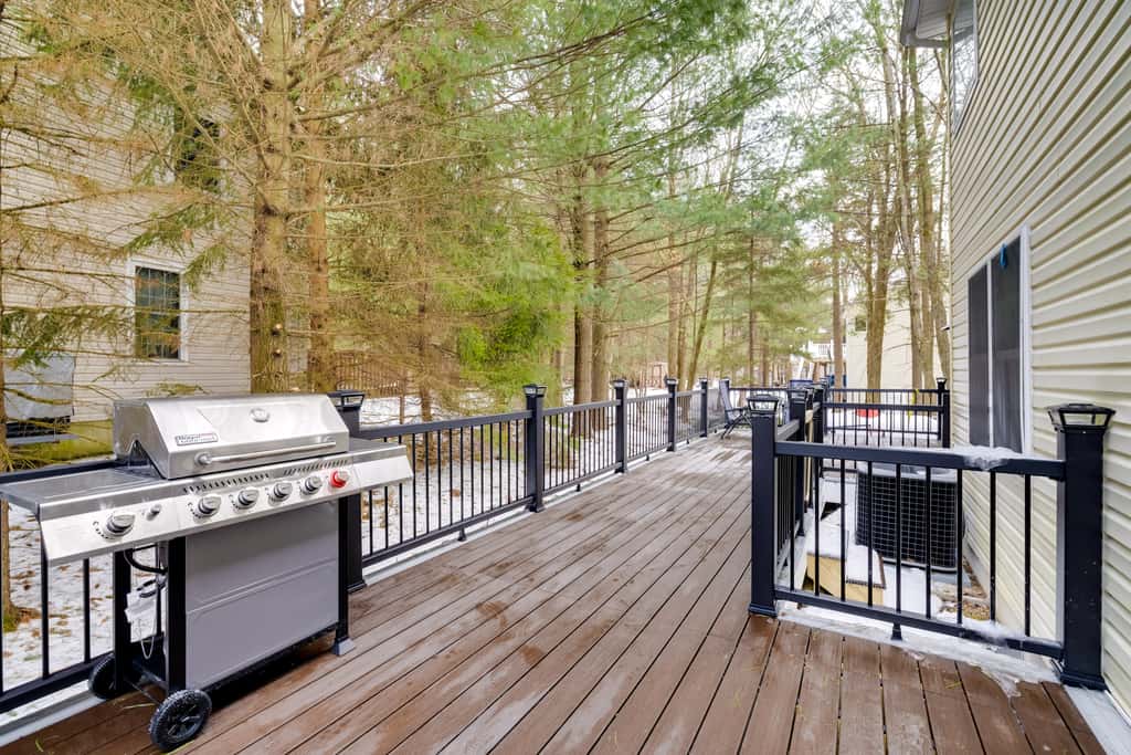 Hot Tub & Deck: Gorgeous Retreat in Pocono Summit!