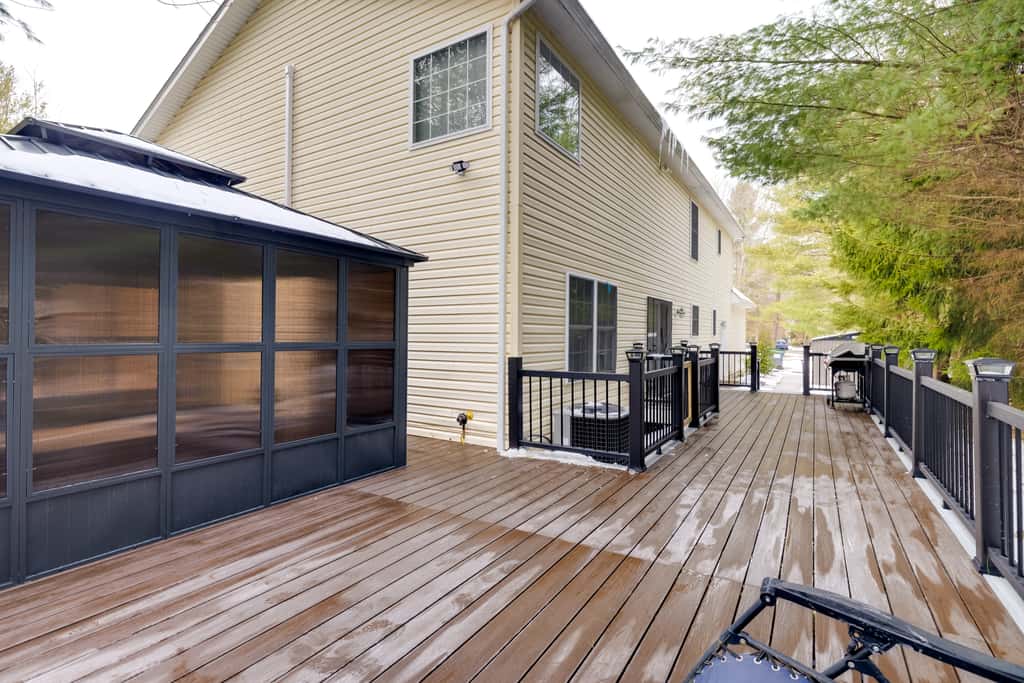 Hot Tub & Deck: Gorgeous Retreat in Pocono Summit!