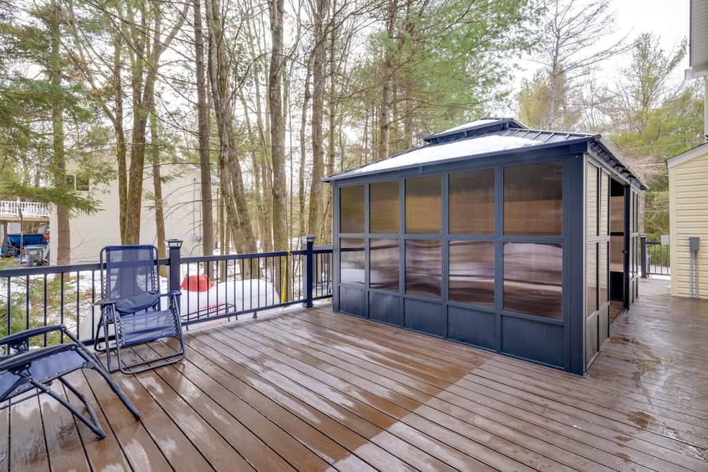 Hot Tub & Deck: Gorgeous Retreat in Pocono Summit!