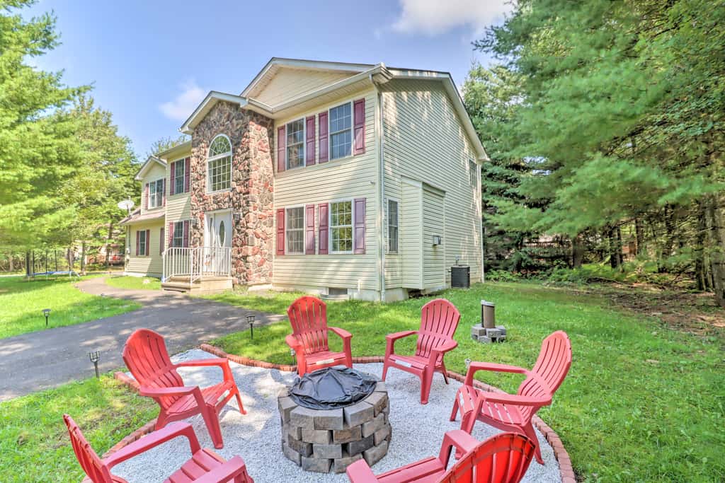 Hot Tub & Deck: Gorgeous Retreat in Pocono Summit!