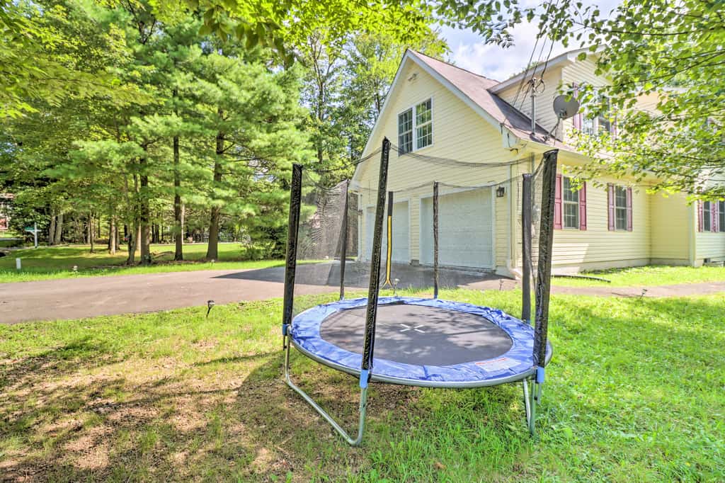 Hot Tub & Deck: Gorgeous Retreat in Pocono Summit!