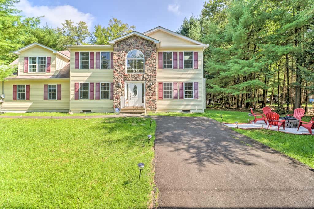 Hot Tub & Deck: Gorgeous Retreat in Pocono Summit!