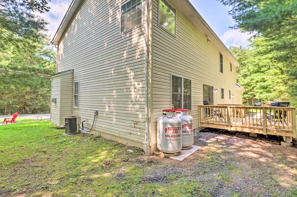 Hot Tub & Deck: Gorgeous Retreat in Pocono Summit!