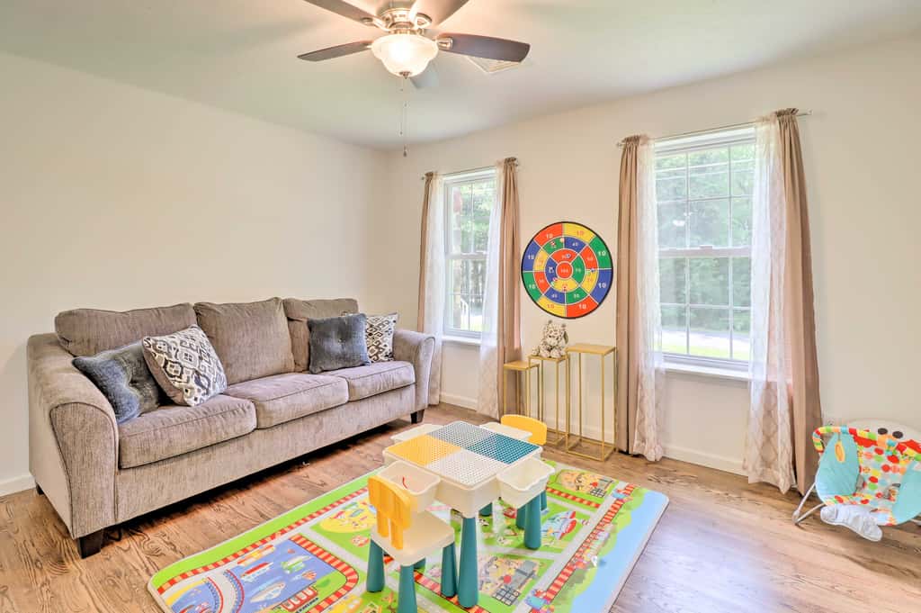 Hot Tub & Deck: Gorgeous Retreat in Pocono Summit!