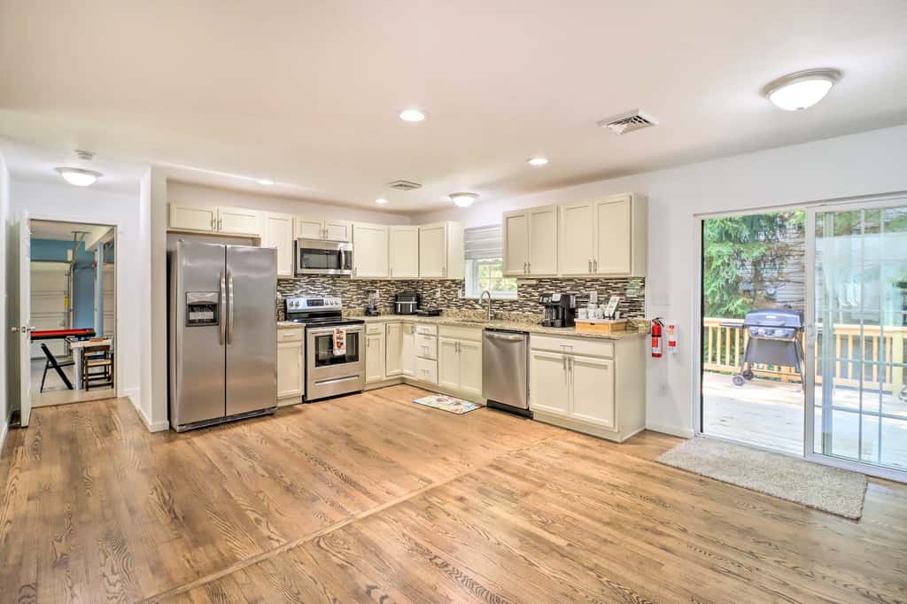 Hot Tub & Deck: Gorgeous Retreat in Pocono Summit!