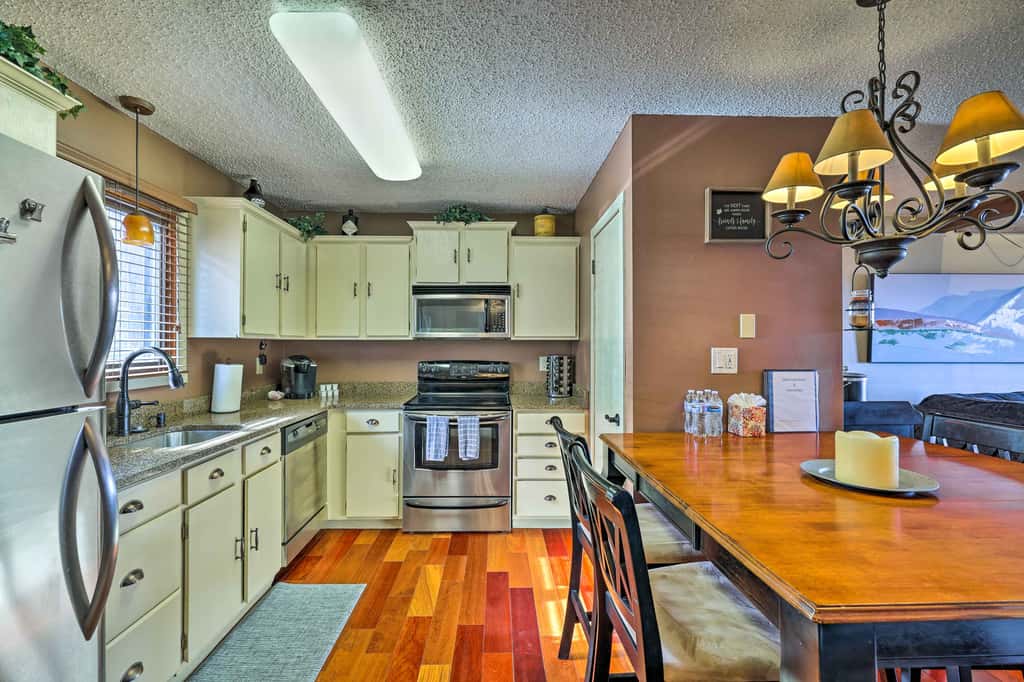 Cozy Camelback, Pocono Retreat w/ Mountain Views!