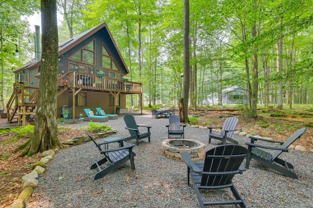 Fire Pit & Grill: 'Woodside Nest' in Pocono Lake!