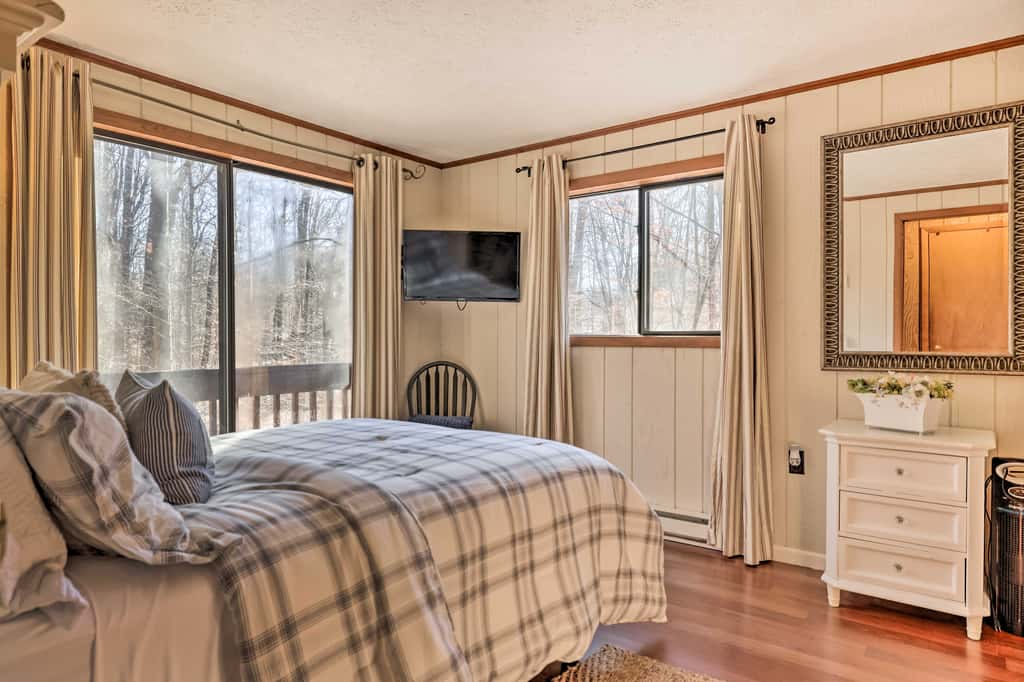 Fire Pit & Grill: 'Woodside Nest' in Pocono Lake!