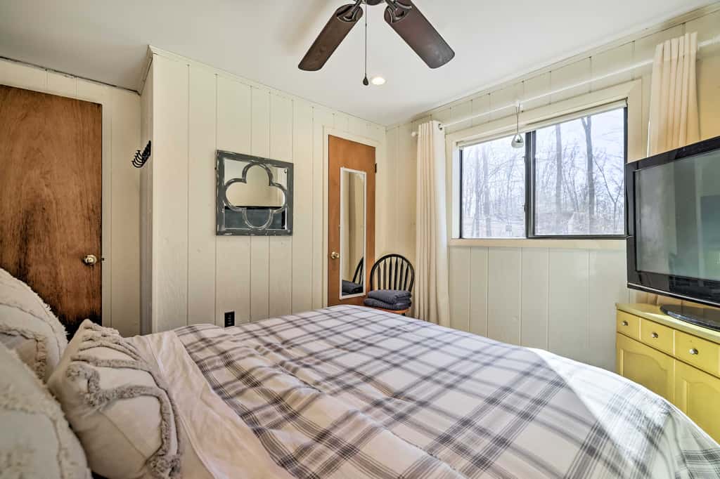 Fire Pit & Grill: 'Woodside Nest' in Pocono Lake!