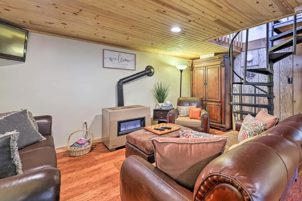 Fire Pit & Grill: 'Woodside Nest' in Pocono Lake!