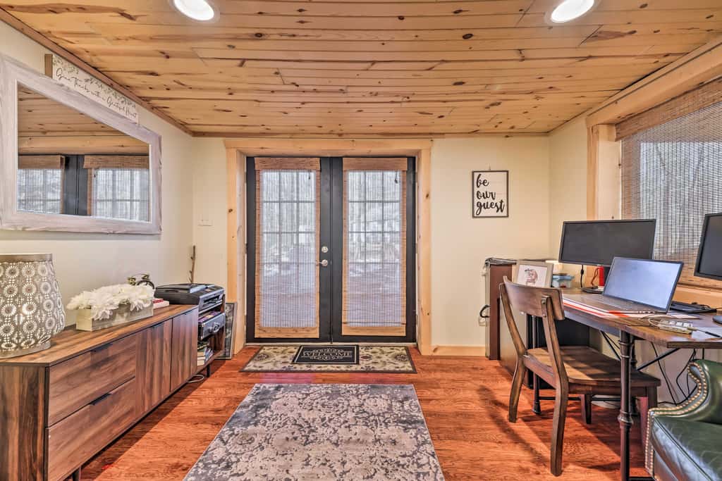 Fire Pit & Grill: 'Woodside Nest' in Pocono Lake!