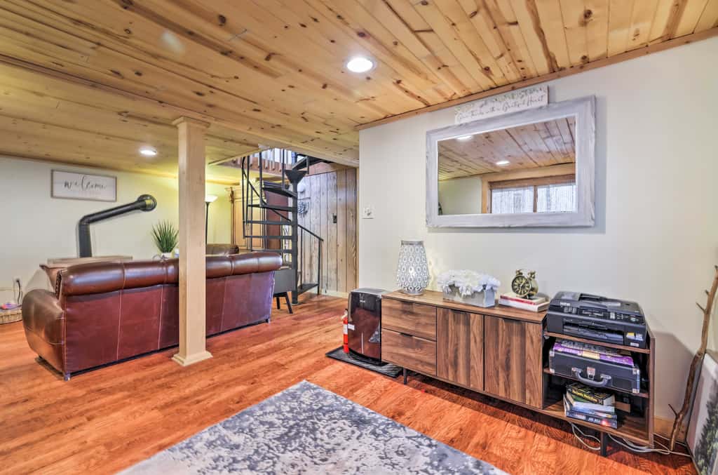 Fire Pit & Grill: 'Woodside Nest' in Pocono Lake!