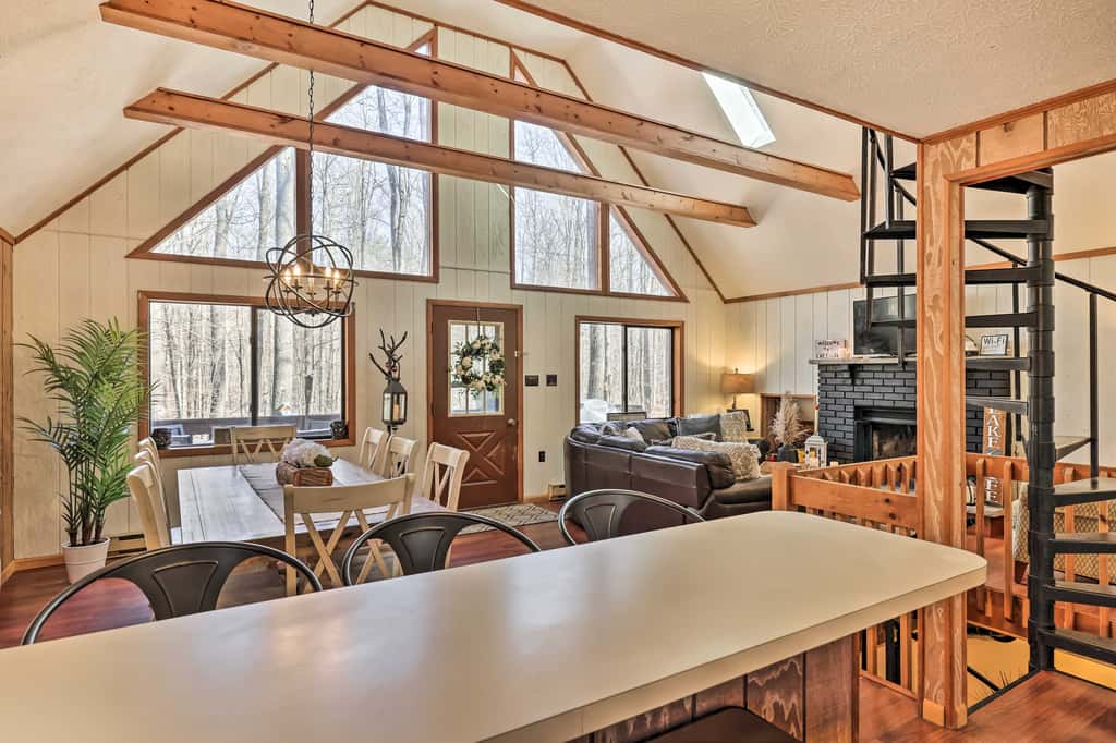 Fire Pit & Grill: 'Woodside Nest' in Pocono Lake!