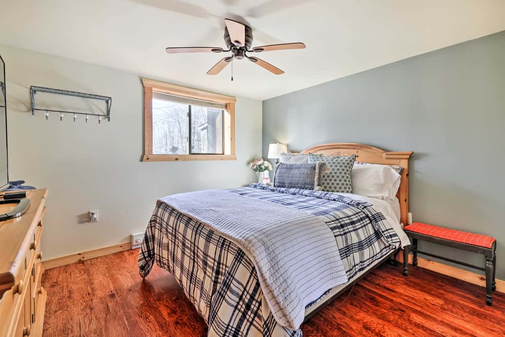 Fire Pit & Grill: 'Woodside Nest' in Pocono Lake!