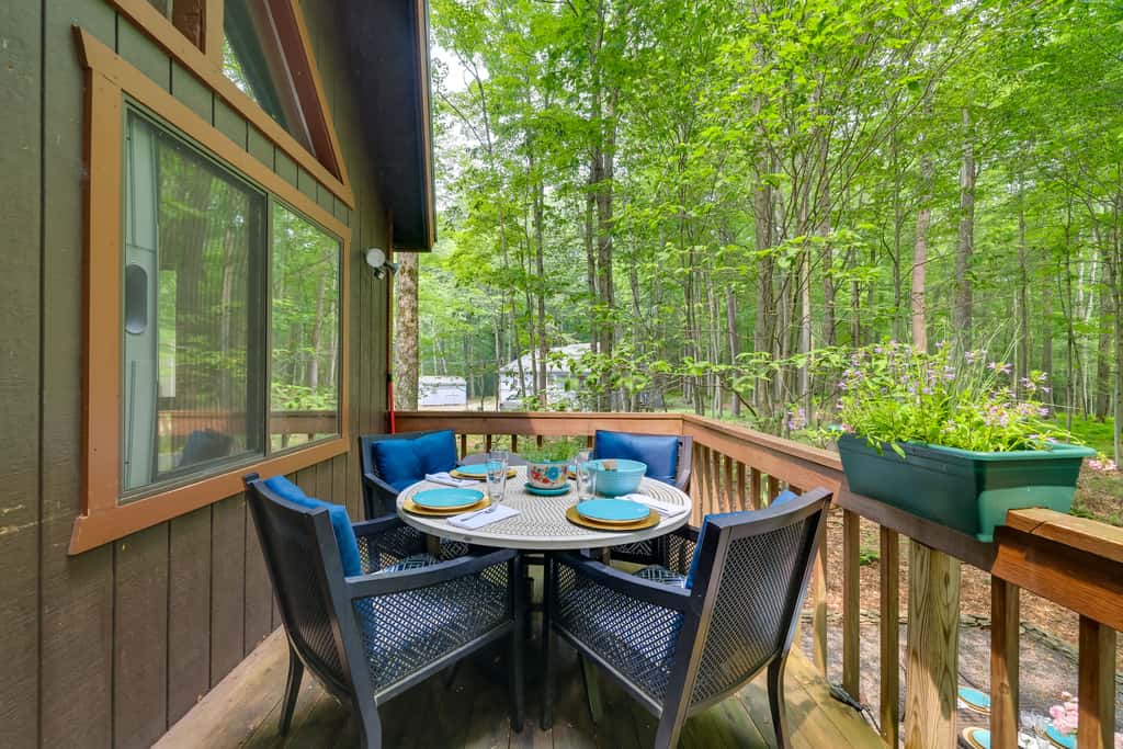 Fire Pit & Grill: 'Woodside Nest' in Pocono Lake!