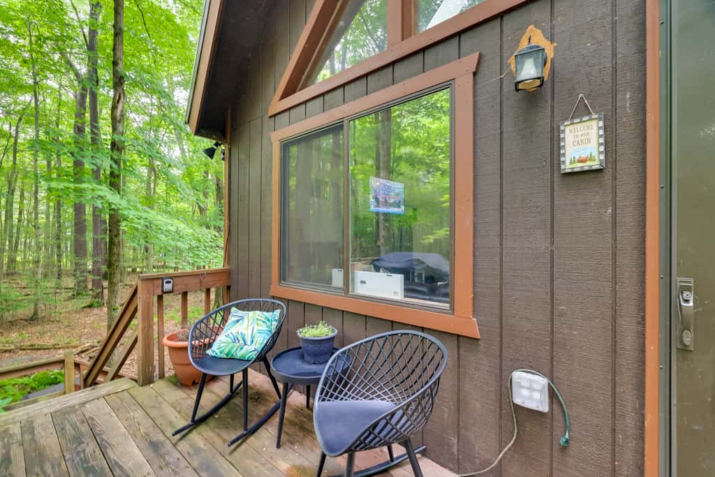 Fire Pit & Grill: 'Woodside Nest' in Pocono Lake!