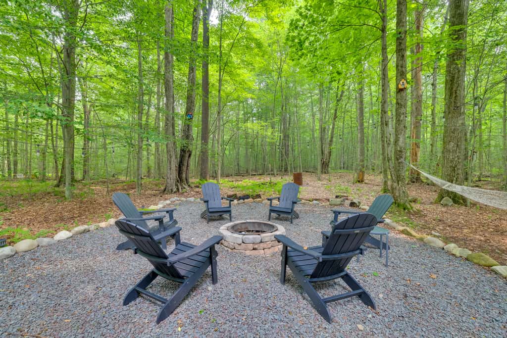 Fire Pit & Grill: 'Woodside Nest' in Pocono Lake!