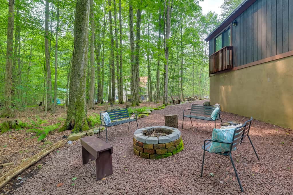 Fire Pit & Grill: 'Woodside Nest' in Pocono Lake!