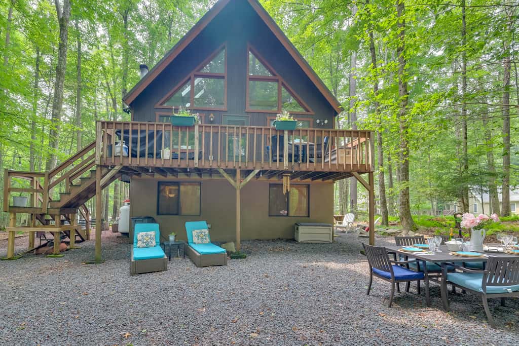 Fire Pit & Grill: 'Woodside Nest' in Pocono Lake!
