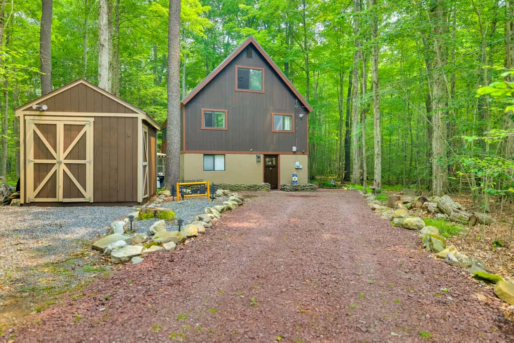 Fire Pit & Grill: 'Woodside Nest' in Pocono Lake!