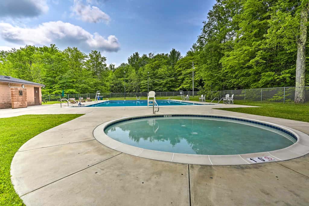 Fire Pit & Grill: 'Woodside Nest' in Pocono Lake!