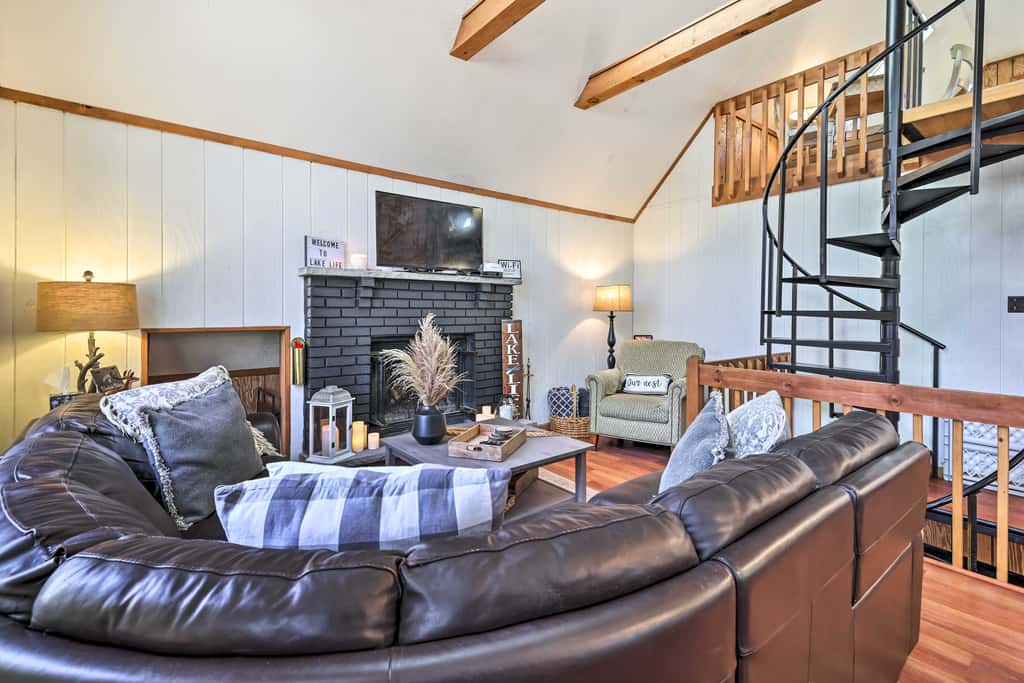 Fire Pit & Grill: 'Woodside Nest' in Pocono Lake!