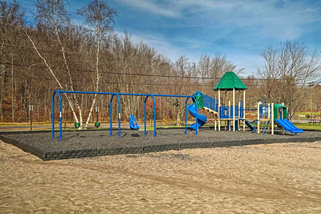 Fire Pit & Grill: 'Woodside Nest' in Pocono Lake!