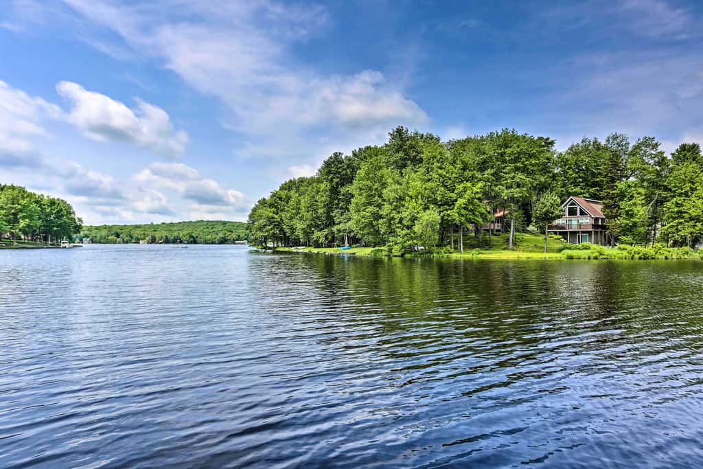 Fire Pit & Grill: 'Woodside Nest' in Pocono Lake!