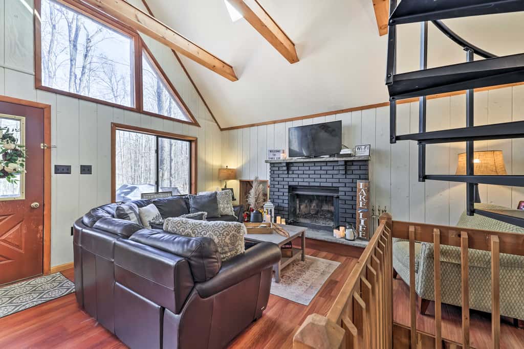 Fire Pit & Grill: 'Woodside Nest' in Pocono Lake!