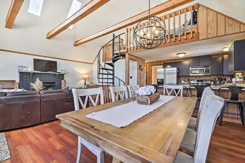 Fire Pit & Grill: 'Woodside Nest' in Pocono Lake!