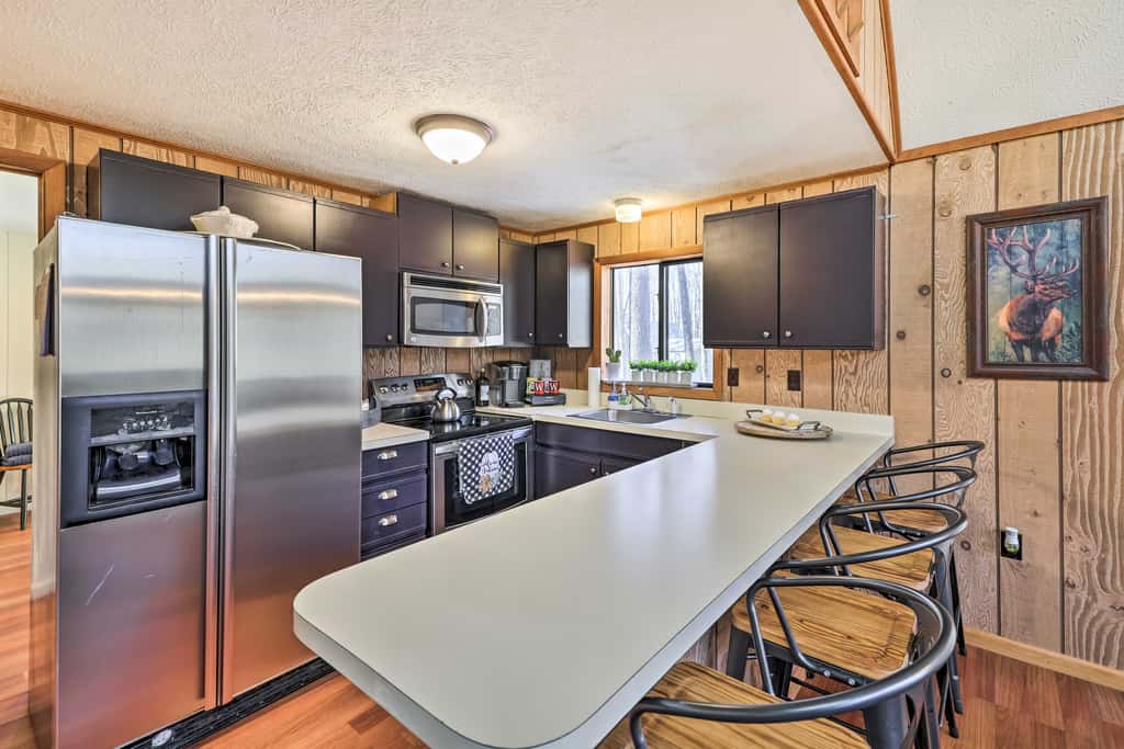 Fire Pit & Grill: 'Woodside Nest' in Pocono Lake!