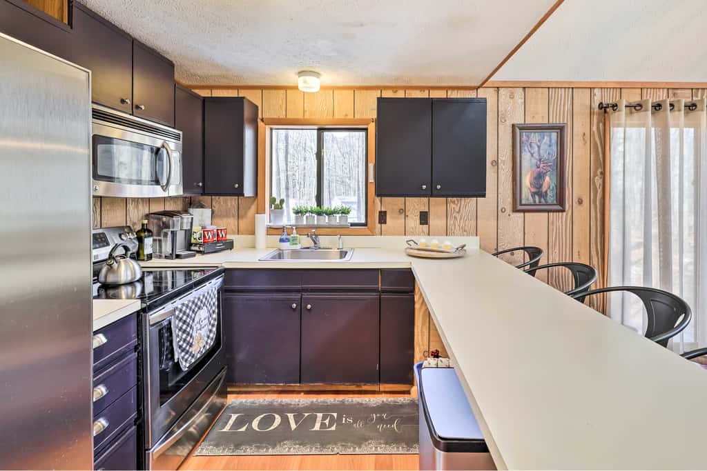 Fire Pit & Grill: 'Woodside Nest' in Pocono Lake!