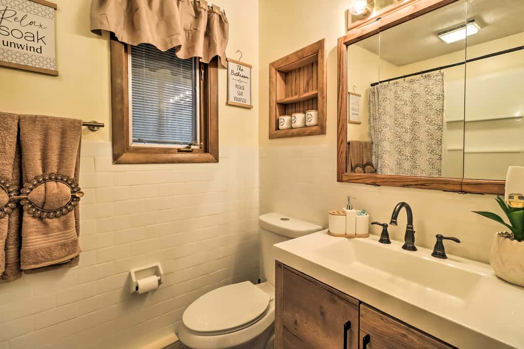 Near Big Boulder Mtn: Cabin w/ Furnished Deck