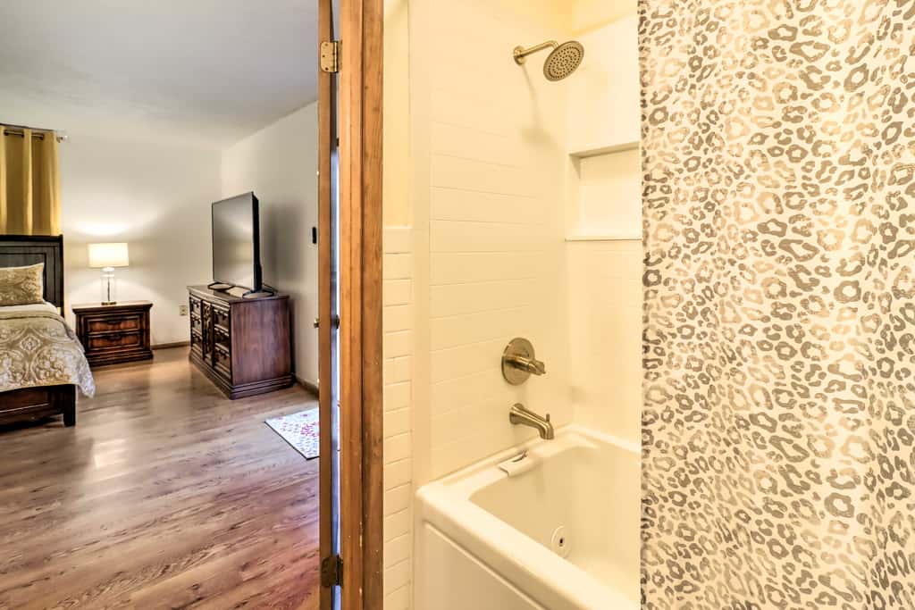 Near Big Boulder Mtn: Cabin w/ Furnished Deck