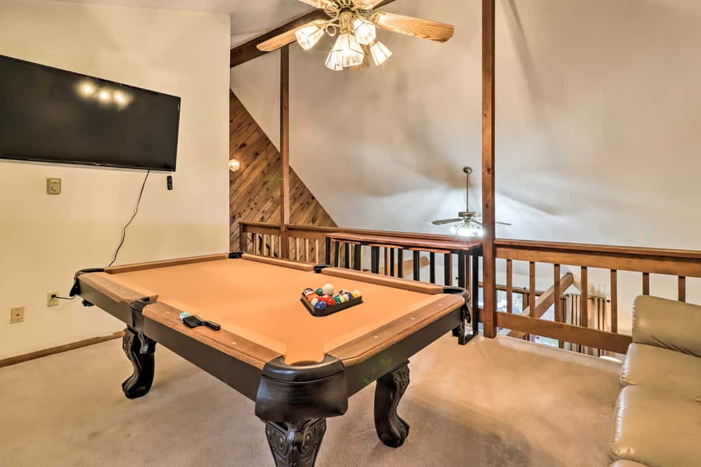 Near Big Boulder Mtn: Cabin w/ Furnished Deck