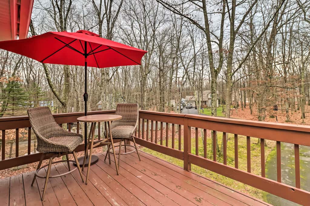 Near Big Boulder Mtn: Cabin w/ Furnished Deck