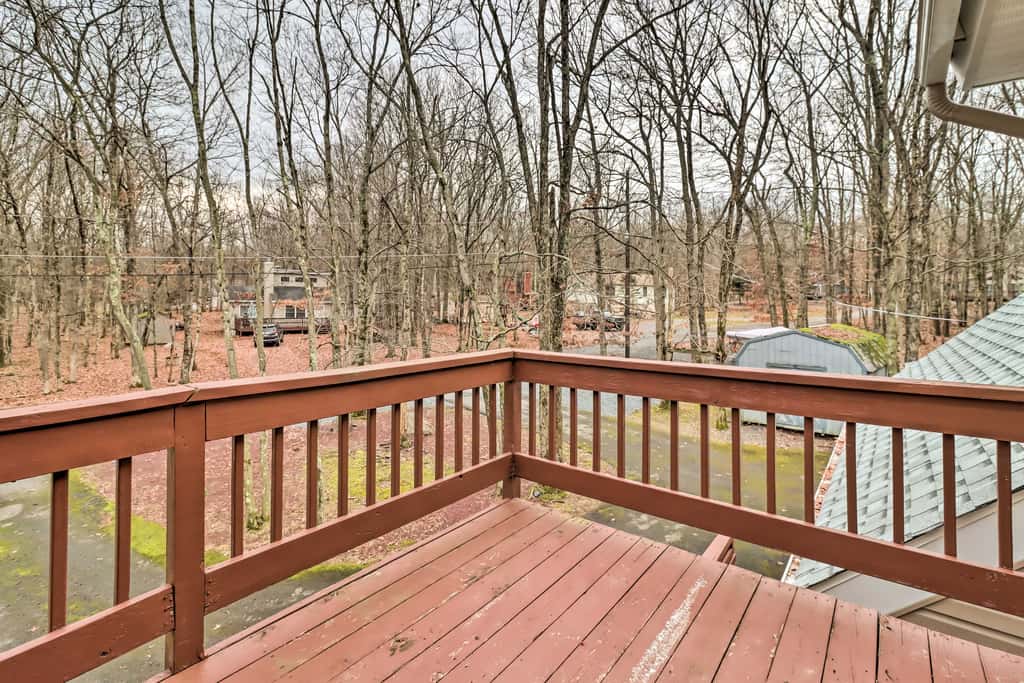 Near Big Boulder Mtn: Cabin w/ Furnished Deck