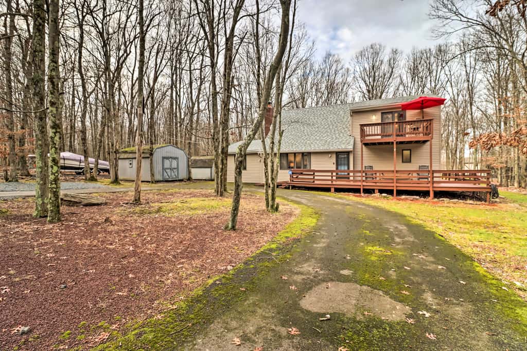 Near Big Boulder Mtn: Cabin w/ Furnished Deck