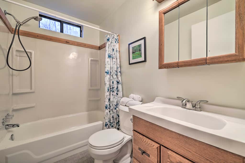 Peaceful Wooded Retreat at Lake Wallenpaupack!