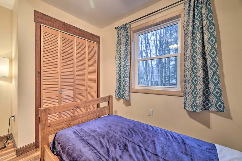 Peaceful Wooded Retreat at Lake Wallenpaupack!