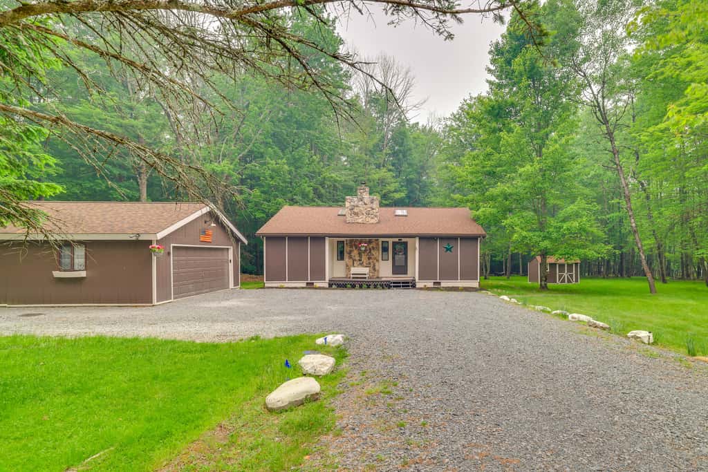 Peaceful Wooded Retreat at Lake Wallenpaupack!