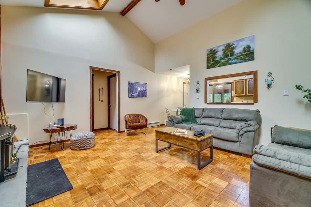 Peaceful Wooded Retreat at Lake Wallenpaupack!