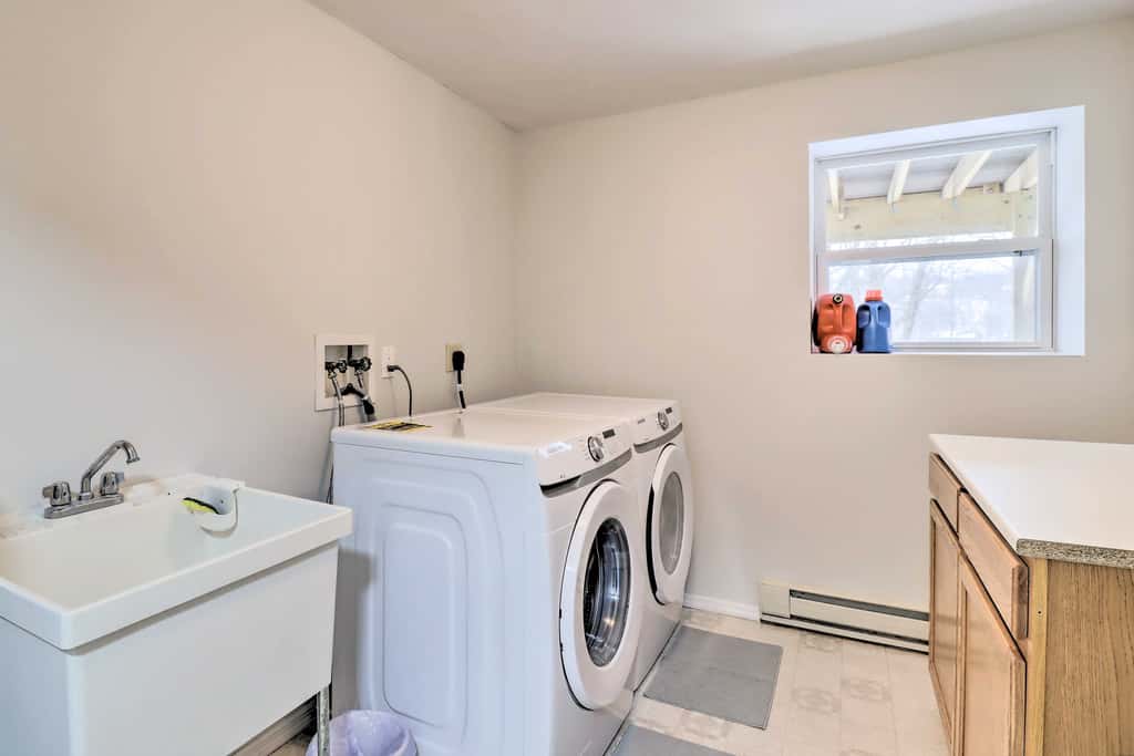Gas Grill, Lake Access: Scenic Poconos Retreat!