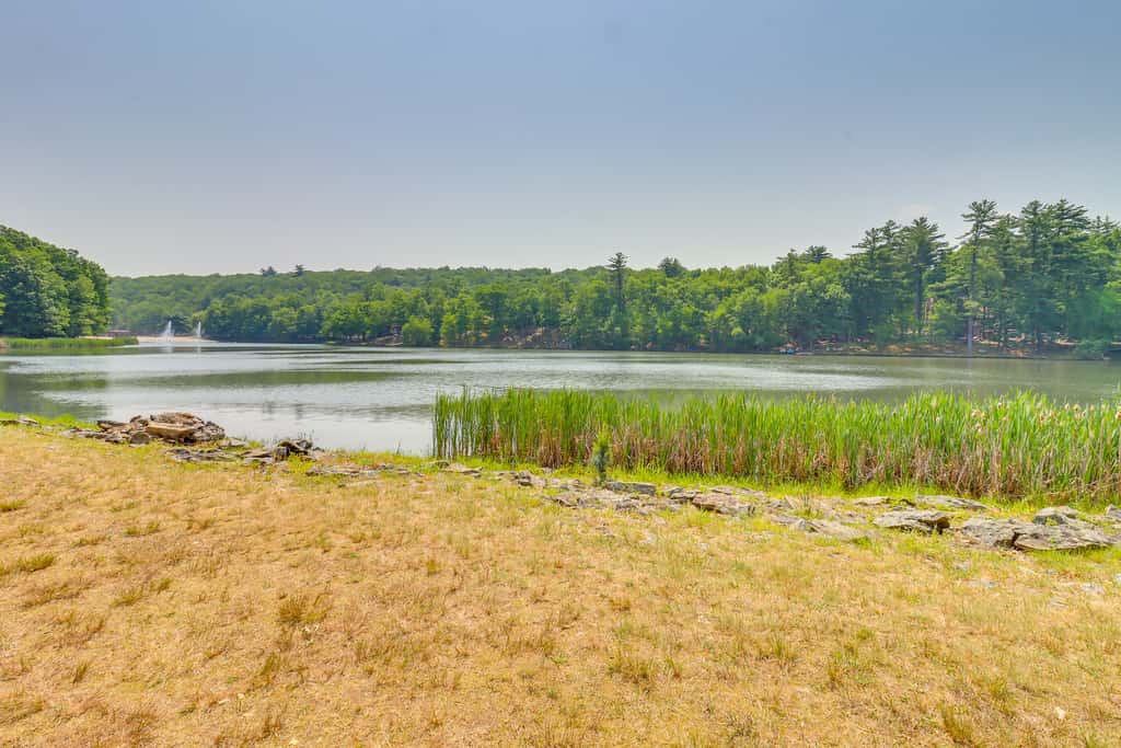 Gas Grill, Lake Access: Scenic Poconos Retreat!